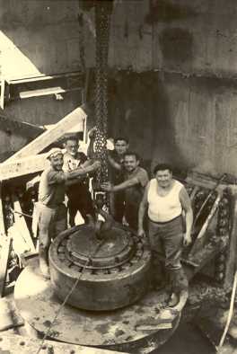 Downstream sector door - installation of a bearing - summer 1950