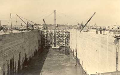 Écluse vue des portes amont - Été 1950