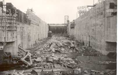 Vue vers l'amont des écluses - 30 octobre 1949