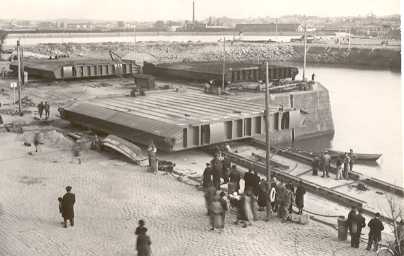 Upstream doors under repair at the Dinan slipway - October 30, 1949